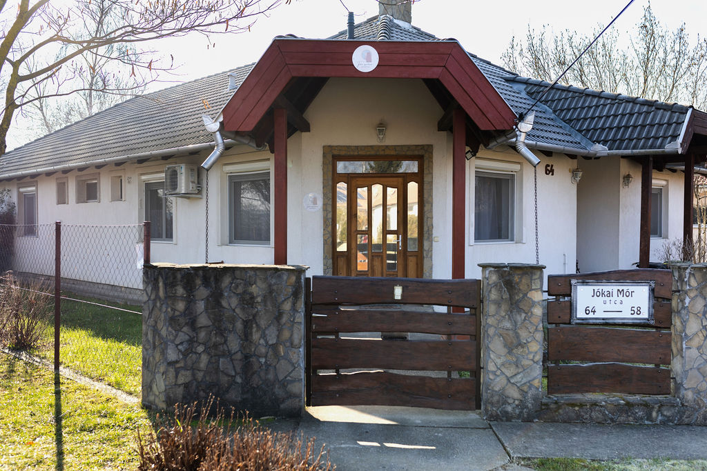 Tükör apartman bejárata az utcafront felől.